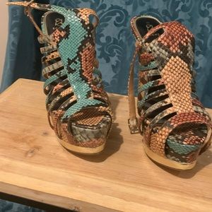 7” Heel Multicolor gator inspired, Size 10